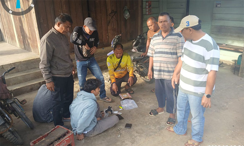 Pelaku inisial GN bersama barang bukti diamankan di polisi dari Polsek Kemuning, Inhil, Sabtu (14/6/2025).