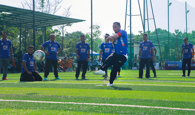 Wali Kota Pekanbaru&nbsp; Agung Nugroho lakukan tendangan pertama saat membuka Turnamen Mini Soccer U13 dalam rangkaian hari jadi Kota Pekanbaru ke-241, di Benecia Arena Jalan Soekarno Hatta