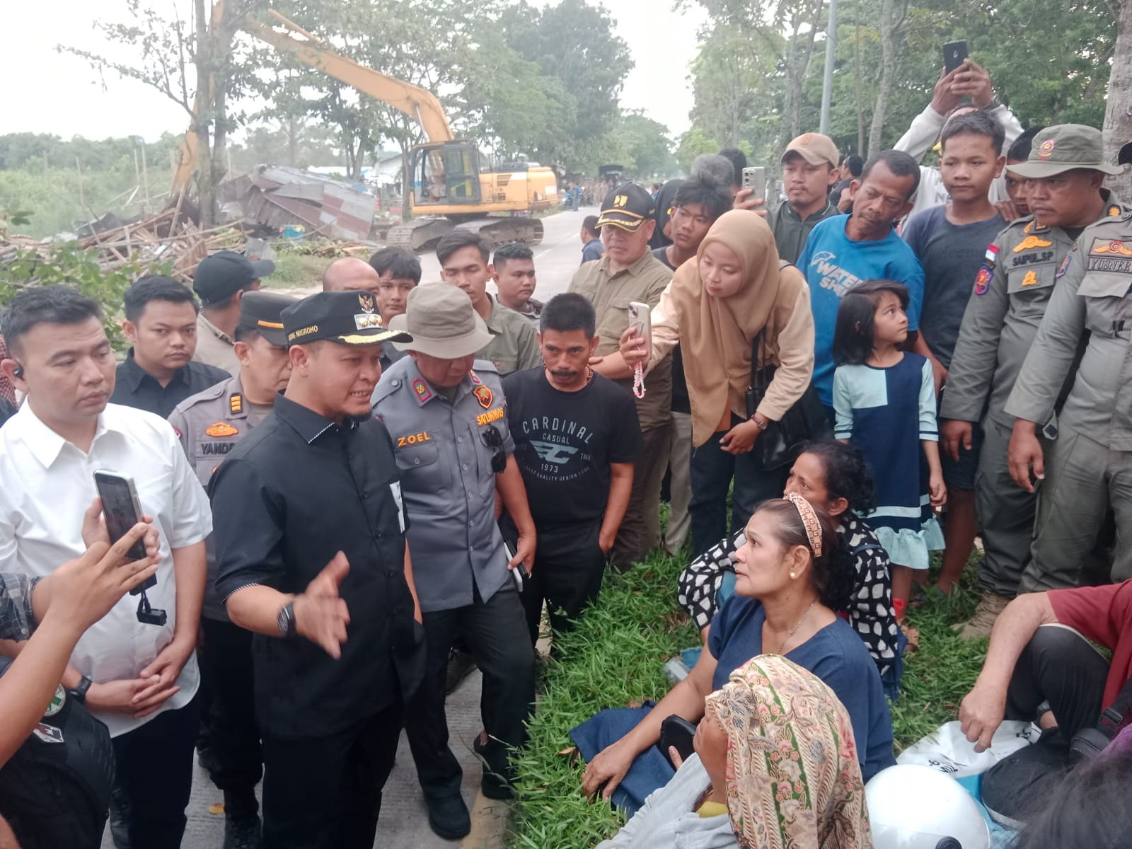 Wali Kota Agung Nugroho memberikan penjelasan kepada warga terdampak penertiban bangunan liar di sepanjang Jalan Air Hitam,  Kecamatan Payung Sekaki, Kamis (12/6/2025) sore