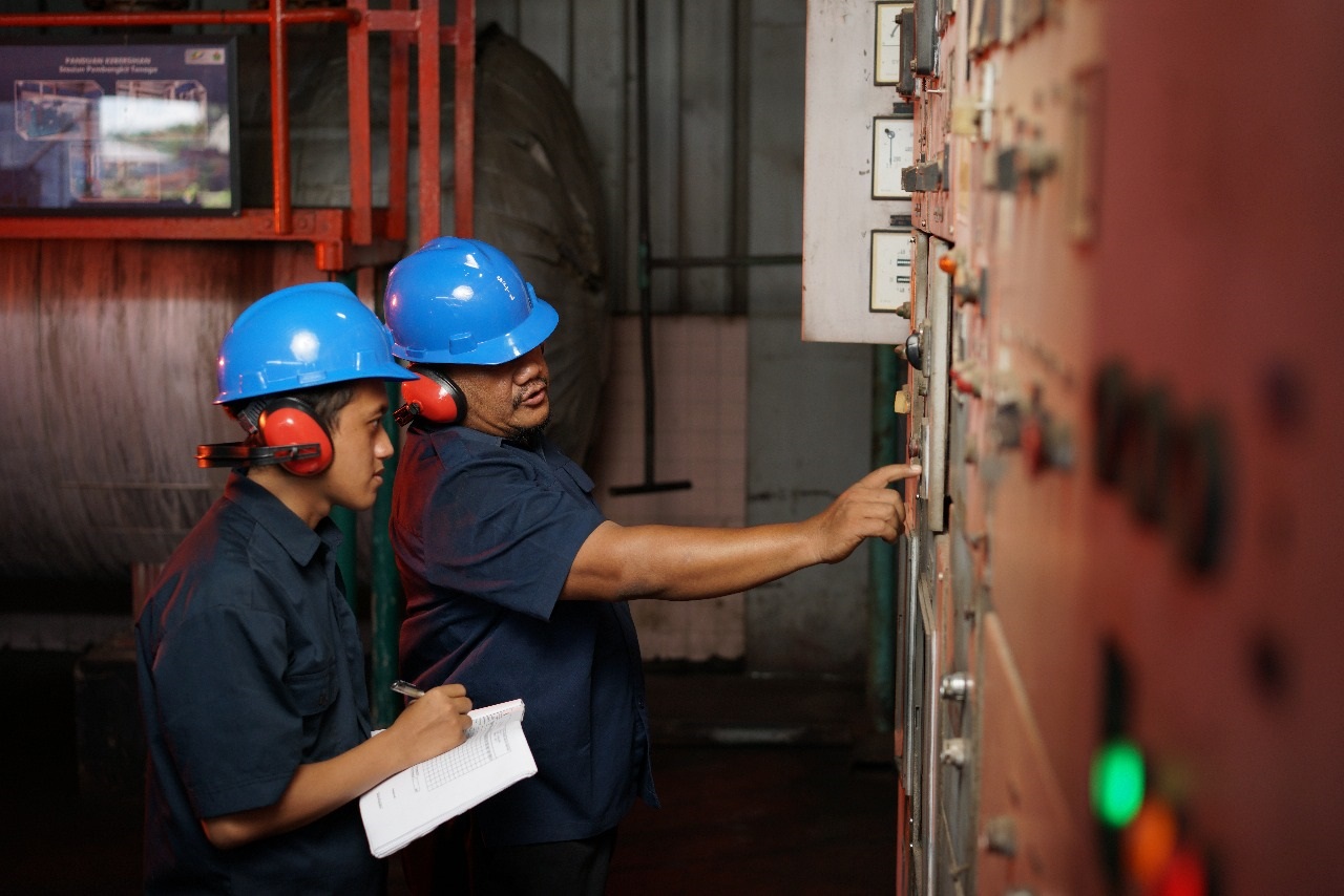 Petugas sedang mengecek peralatan perusahaan, beberapa waktu lalu. Sub Holding PTPN III, PTPN IV PalmCo komitmen terhadap pengelolaan lingkungan yang berkelanjutan.