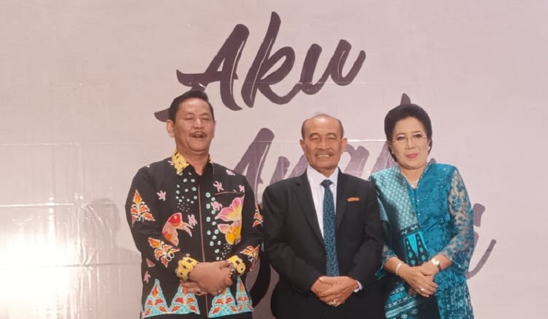AB Purba (tengah) dan istri berfoto bersama Kepala Kesbangpol Riau Jenri Salmon Ginting pada peluncuran buku autobiografinya di Novotel Pekanbaru, Sabtu (14/6/2025).