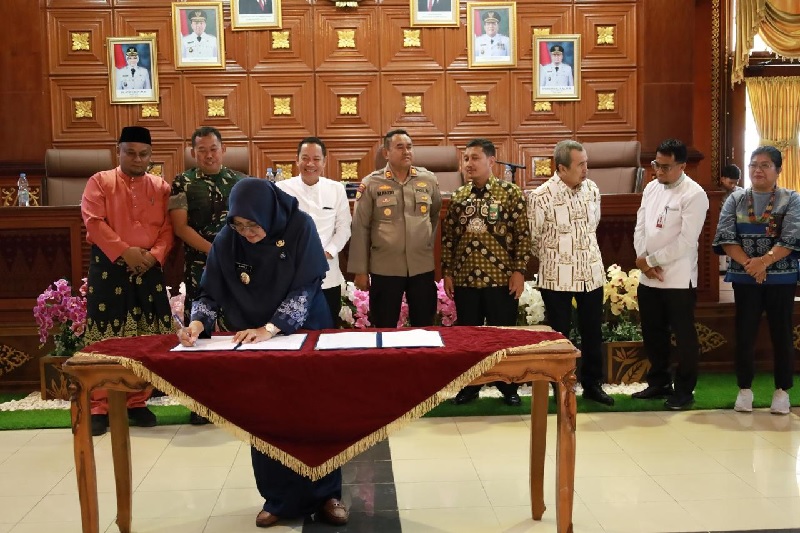 Bupati Siak Afni Zulkifli melakukan penandatanganan kesepakatan Forum Konsultasi Publik Rancangan Awal Rencana Pembangunan Jangka Menengah Daerah Kabupaten Siak tahun 2025-2029 dan RKPD 2026.