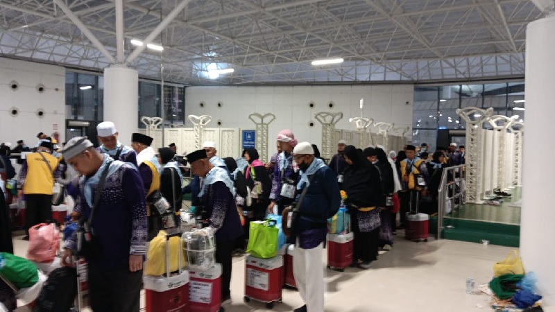 Para jemaah haji Riau asal Kota Pekanbaru Kloter BTH 03 bertolak ke Debarkasi Batam.
