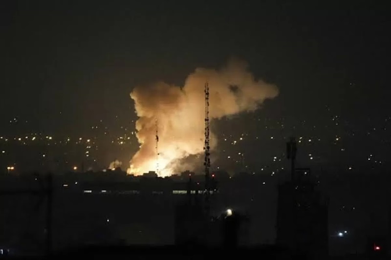 Serangan Israel ke Iran pada Jumat (13/6/2025). Iran memelas serangan Israel dengan melepaskan puluhan rudal ke Tel Aviv.