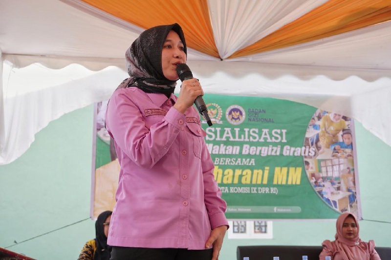 Anggota Komisi IX DPR RI Maharani memberi penjelasan saat sosialisasi program MBG di Desa Teluk Mega, Kabupaten Rokan Hilir, Kamis (12/6/2025).