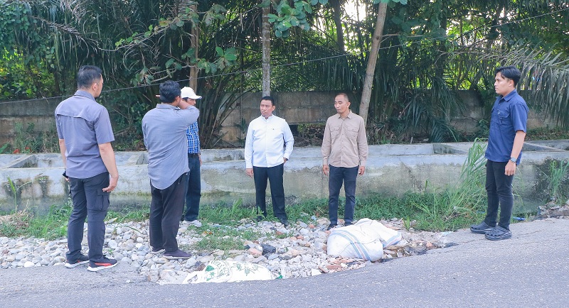 Wawako Pekanbaru Markarius Anwar saat meninjau Jalan Srikandi yang amblas.