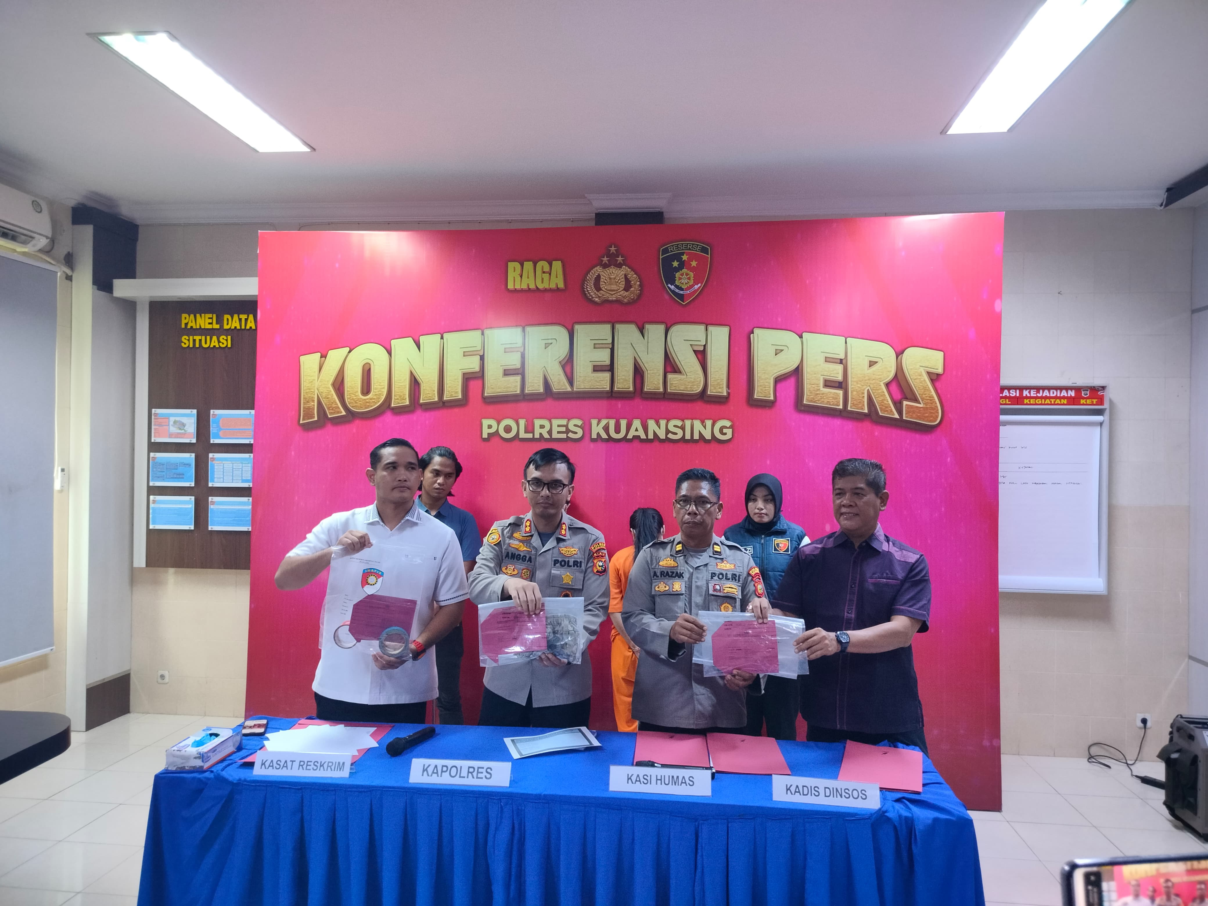 Kapolres Kuansing AKBP Angga Febrian Herlambang SIK SH, memberikan keterangan terkait tindakan kekerasan terhadap anak di bawah umur yang terjadi di Kecamatan Kuantan Tengah, Kuansing.