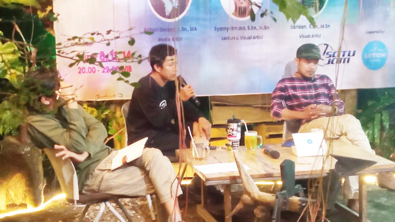 Pegiat seni Adhari Donora (tengah), saat memaparkan pemikirannya dalam sharing session dengan tema &ldquo;Mau ke Mana Arah Kesenian di Riau: Kini dan Masa Depan&rdquo; di Kedai Yong Sungot, Bandar Serai,