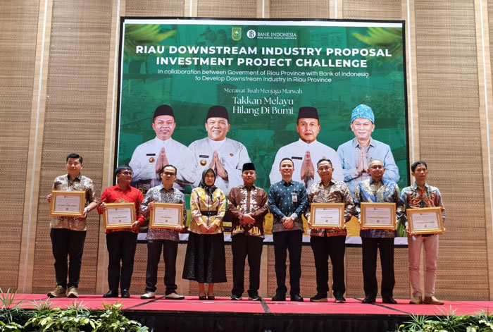 Manajemen Sambu Group terima dua penghargaan di Downstream Proposal Project Investment Challenge dari DPM PTSP Riau di salah satu hotel di Kota Medan, Sumut, Sabtu (14/6/2025).