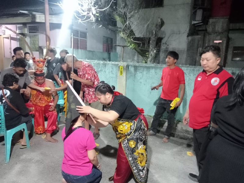 Umat Buddha di Pekanbaru melakukan ritual pembersihan diri yang dilakukan oleh Tatung dalam perayaan HUT Dewa O Ho Jiong Kun, Sabtu (14/6/2025).