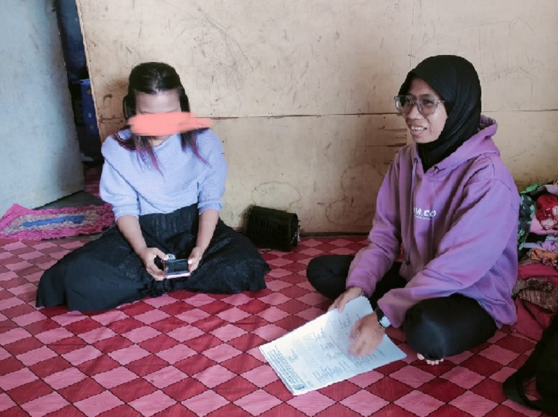 Ka UPTD PPA Dinas DP2KBP3A Kuansing, Bonita mengunjungi Ibu korban ISD, Sabtu (14/6/2025).