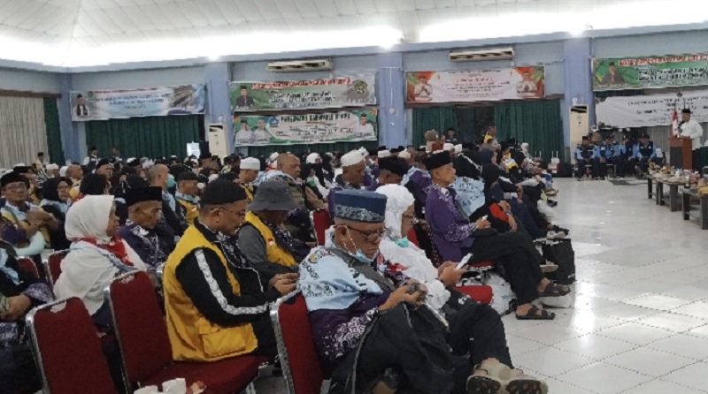 Para jemaah haji kloter satu Provinsi Riau asal Kota Pekanbaru saat tiba di Asrama Haji Batam.