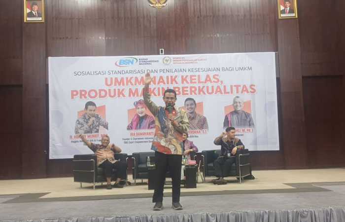 Anggota Komisi VII DPR RI Hendry Munief berbicara pada kegiatan sosialisasi Standardisasi dan Penilaian Kesesuaian di aula Poltekkes Kemenkes Riau, Ahad (15/6/2025).