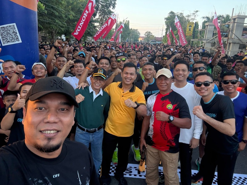 Bupati Inhu Ade Agus Hartanto berswafoto sebelum pelepasan ribuan peserta Fun Run, Ahad (15/6/2025)