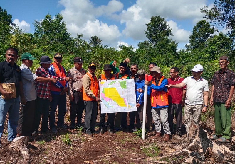 Secara simbolis tim teknis memasang tiang penandaan tata batas lahan hutan kemasyarakatan di Desa Kembung Luar, Kecamatan Bantan, Ahad (15/6/2025)