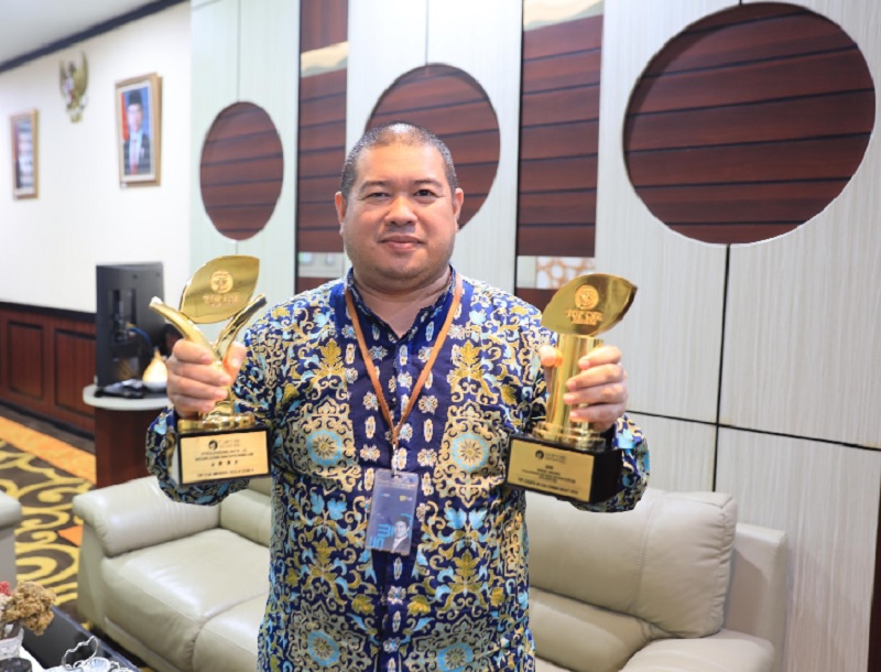 General Manager PLN Unit Induk Distribusi (UID) Riau dan Kepulauan Riau, Joni, meraih penghargaan bergengsi sebagai Top Leader on CSR Commitment 2025 dalam ajang TOP CSR Awards 2025.