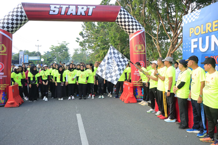 Kapolres Kampar AKBP Mihardi Mirwan bersama forkopimda saat membuka Goes  to  RBR Fun  Run  Bhayangkara  ke-79  tahun 2025 di Bangkinang Kota, Ahad (15/6/2025).