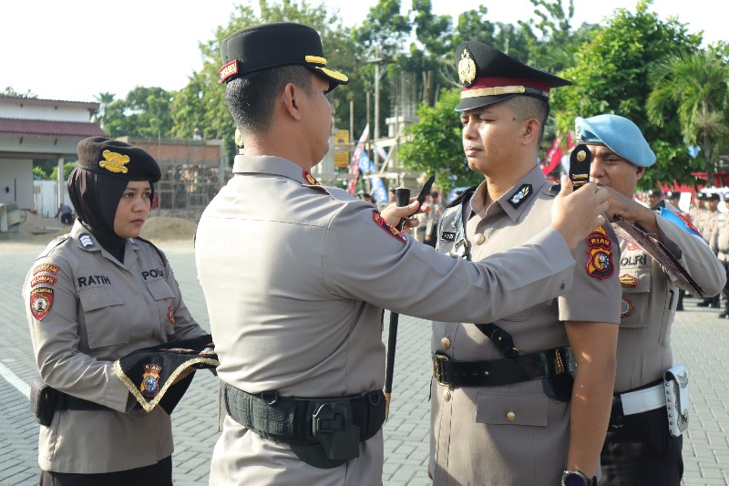 Kapolres Inhu, AKBP Fahrian Saleh Siregar SIK MSI saat memasang tanda pangkat Kapolsek Kelayang, Iptu Rudi Syahputra SH MH pada upacara Sertijab, Sabtu (14/6/2025)