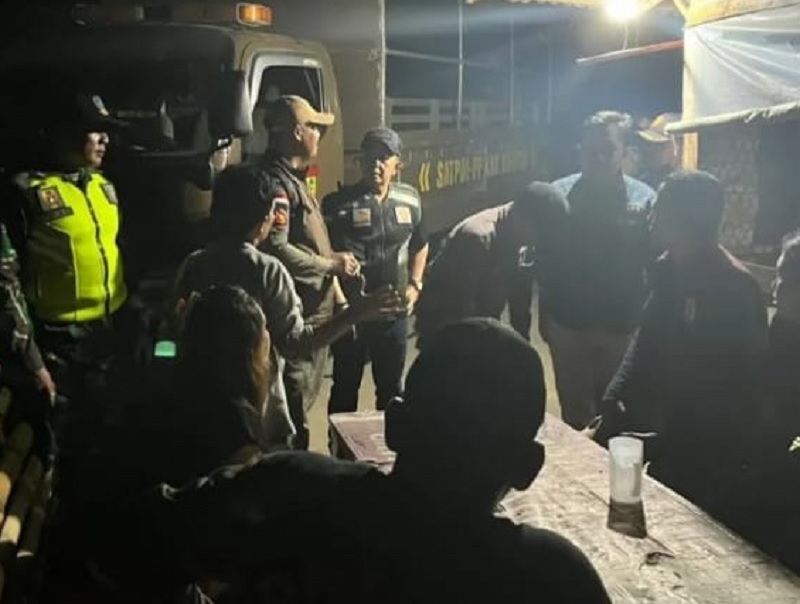 Satpol PP Kabupaten Kampar mengamankan enam wanita pelayan dari warung remang-remang yang  yang beroperasi di Desa Bukit Payung, Kecamatan Bangkinang, Kabupaten Kampar.