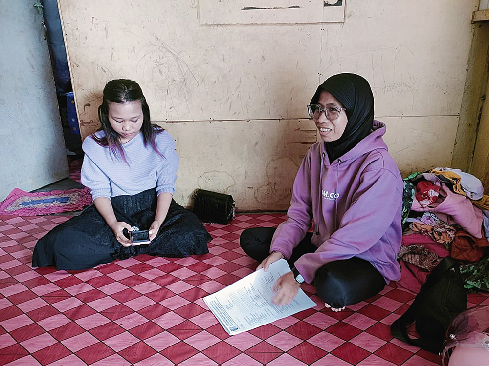 Kepala UPTD PPA Dinas DP2KBP3A Kuansing Bonita (kanan) mengunjungi ibu korban kasus kekerasan anak, Sabtu (14/6/2025).