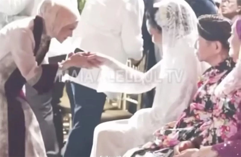 Momen saat Maia Estianty dan Mulan Jameela bersalaman di acara siraman rangkaian pernikahan Al Ghazali- Alyssa Daguise.