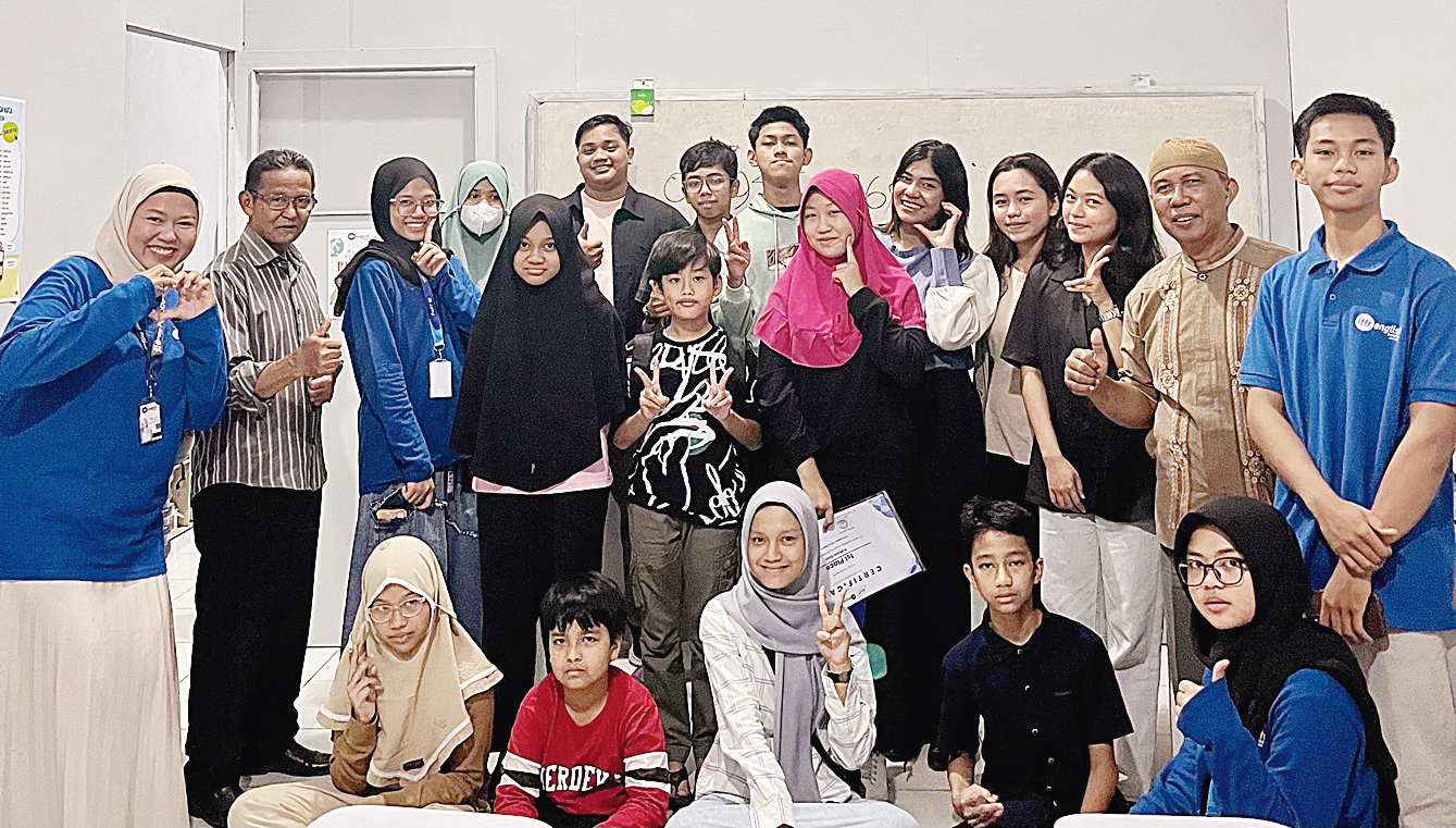 Instruktur ITTR Mr Erdi, Mr Sabri dan Ms Ucha berfoto bersama dengan peserta lomba dari siswa ITTR dan umum, serta anggota English Club ITTR dalam kegiatan lomba English Club di ITTR English Course Cabang MelatI Indah, 15 Maret 2025 lalu.