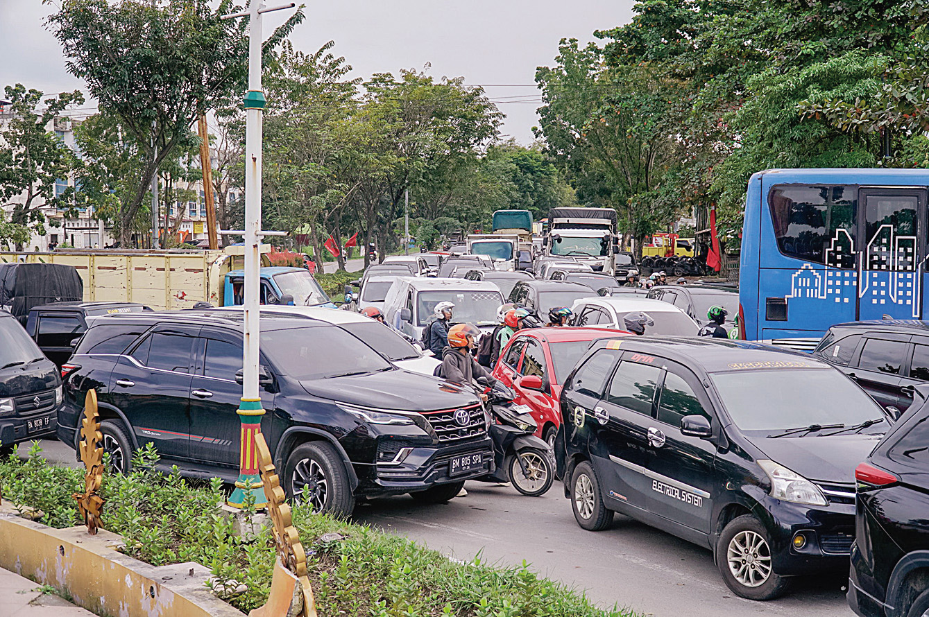 Kemacetan arus lalu lintas kendaraan bermotor terjadi di Tugu&nbsp;Songket,&nbsp;Jalan SM Amin-Jalan Tuanku Tambusa ujung, beberapa hari lalu. Mengatasi kemacetan ini, Pemko Pekanbaru berencana memasang alat pemberi isyarat lalu lintas (APILL) tahun depan