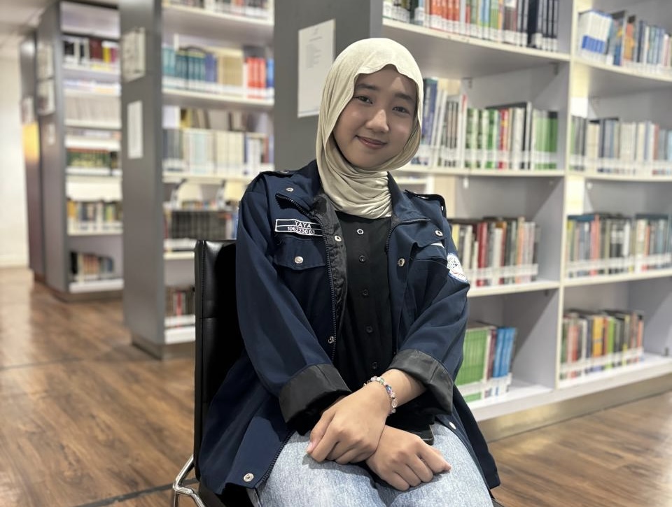 Aliyah Nova Az-Zahra Nasution saat berada di ruang perpustakaan kampus Universitas Pertamina.