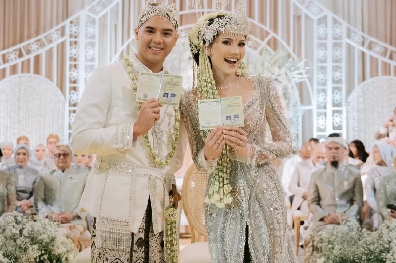 Alyssa Daguise dan Ahmad Al Ghazali resmi menikah dan menjadi pasangan suami istri.