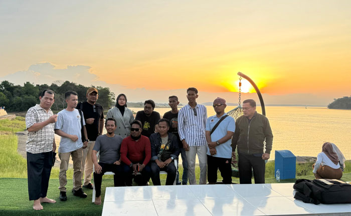 Pengurus Persatuan Wartawan Indonesia (PWI) Kabupaten Kampar menjajal  objek wisata Danau Rusa, Kecamatan XIII Koto Kampar, Kabupaten Kampar, Ahad (15/6/2025).