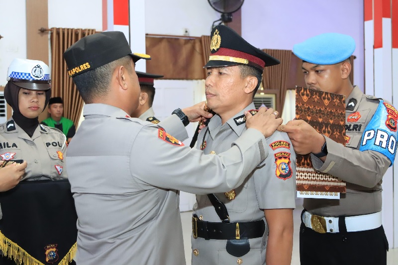 Kapolres Inhil AKBP Farouk Oktora SIK sertijab dua Kapolsek dan lantik Kabag Ren di aula Mapolres Inhil, Tembilahan, Senin (16/6/2025).