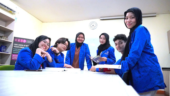 Aliyah Nova Az-Zahra Nasution (ketiga dari kanan) bersama rekan-rekannya sesama penerima Program Beasiswa Prestasi Pertamina Hulu Rokan (PHR)