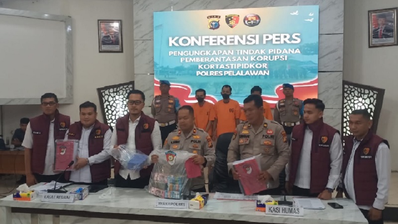 Wakapolres Kompol Asep Rahmatdidampingi Kasat Reskrim&nbsp;Iptu I Gede Yoga Eka Pranata dan Kasi Humas Iptu Thomas Bernandes Siahaan saat menggelar ekspose penangkapan 3 tersangka kasus tipikor.