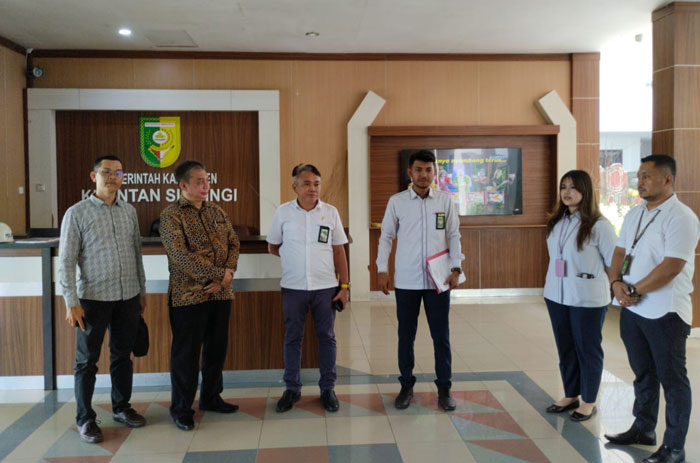 Juru sita dari PN Teluk Kuantan membacakan putusan inkrah atas perkara pembelian alat rapid test Covid-19 tahun 2020 lalu, Senin (16/6/2025) di lobi Kantor Bupati Kuansing.
