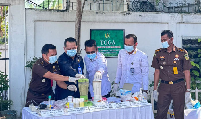 Plh Kajari Pekanbaru Niky Junismero didampingi perwakilan mitra penegak hukum di Pekanbaru melakukan pemusnahan barang bukti perkara yang sudah inkrah pada Senin (16/6/2025).