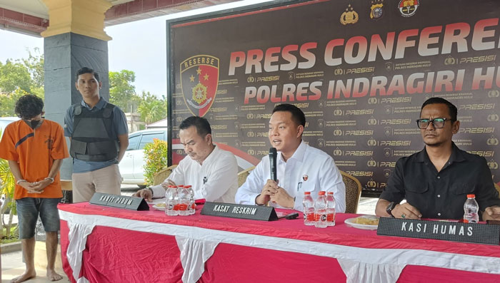 Kasat Reskrim AKP Arthur Joshua Toreh STrK SIK MA didampingi Kasi Humas, Aiptu Misran SH dan Ps Kanit Pidum Aiptu S Nazara SH saat konfresnsi pers, Senin (16/6/2025)