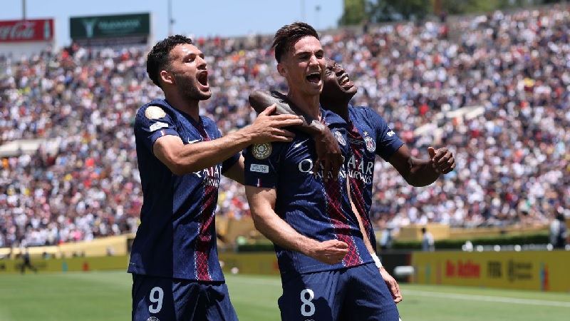 Gelandang PSG Fabian Ruiz (8) merayakan gol bersama Goncalo Ramos (9) saat mengalahk Atletico Madrid 4-0 di Piala Dunia Antarklub 2025 di Pasadena.