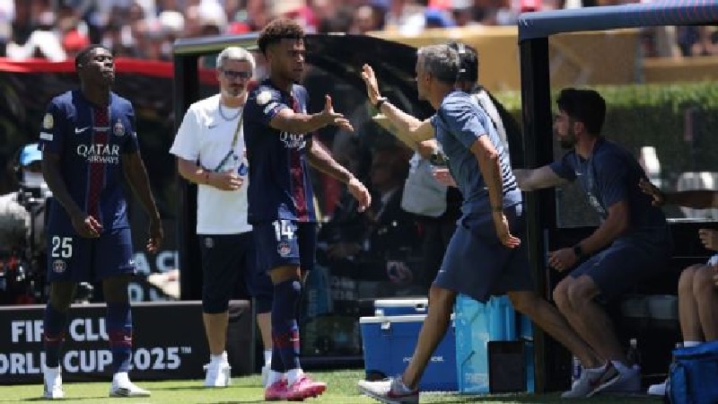 Pelatih PSG Luis Enrique memberi selamat kepada D&eacute;sir&eacute; Dou&eacute; atas kemenangan timnya di Piala Dunia Antarklub.