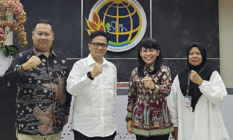 Kuasa hukum PT SBP, Paryani SH, Ketua LPM Kelurahan Sekip Hilir, Supri Handayani SE MM foto bersama staf khusus dan staf ahli Menteri ATR/BPN, Rezka Oktoberia SH MH, Ajie Arifuddin, Senin (16/6/2025).
