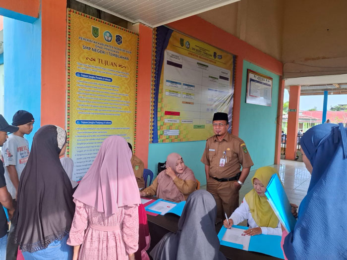 Terlihat orang tua memadati tim SMPB SMPN 1 Tembilahan di Jalan Prof M Yamin, Tembilahan untuk mengambil formulir pendaftaran, Senin (16/6/2025).