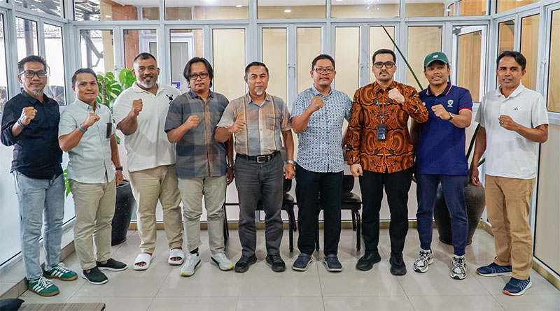Dirut Riau Pos, Ahmad Dardiri (empat kanan) didampingi Direktur Firman Agus (empat kiri) dan Wapemred Abdul Gafur, foto bersama Ketua Perbasi Riau, Zulhendri didampingi jajaran pengurus, Selasa (17/6)