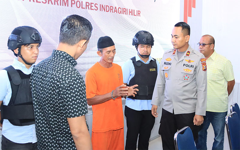 Wakapolres Inhil Kompol Rizki Hidayat menginterogasi pelaku pembacokan sebelum konfrensi pers di Aula Mapolres Inhil dimulai, Selasa (17/6/2025).