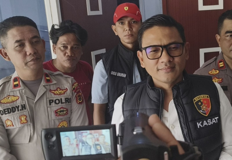 Kasat Reskrim Polresta Jambi Kompol Hendra Wijaya Manurung saat menjelaskan kronologi kasus kopi sianida di Kota Jambi.