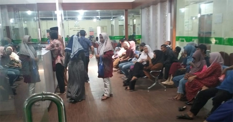 Pasien mengeluhkan antrean cukup lama saat pengambilan obat di RSUD Bengkalis, Senin (16/6/2025) sore.