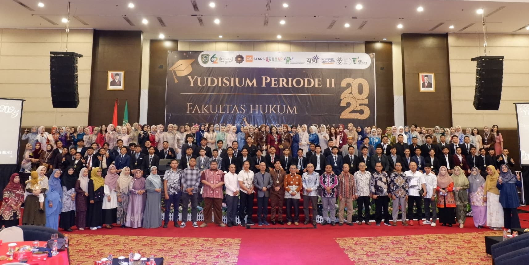 Civitas akademika Fakultas Hukum Universitas Islam Riau (UIR) foto bersama usai yudisium di Hotel Grand Central Pekanbaru, Kamis (12/6/2025).