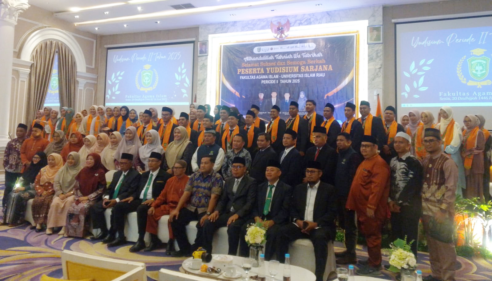 Para pimpinan FAI UIR foto bersama dengan yudisiawan usai yudisium di Hotel Asnof Pekanbaru, Senin (16/6/2025).