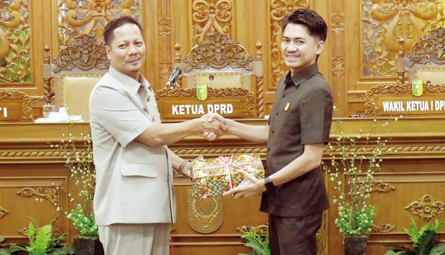 Wakil Bupati Kuansing H Muklisin menyerahkan buku Ranperda Laporan Pertanggungjawaban Pelaksanaan APBD 2024 kepada Wakil Ketua I DPRD Kuansing Satria Mandala Putra di gedung DPRD Kuansing, Senin (16/6/2025).