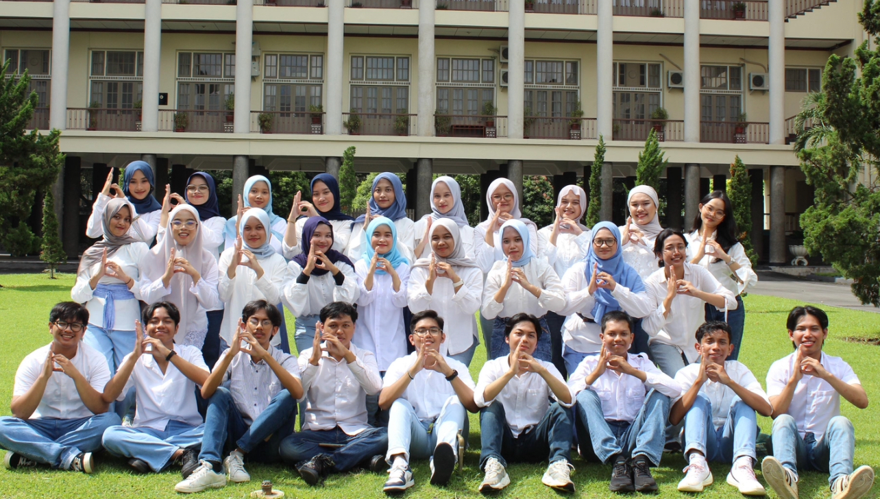 Tim KKN PBM UGM Binar Bengkalis foto bersama, mereka akan melaksanakan KKN di Rupat Utara, Bengkalis, Riau periode Juni-Agustus 2025.