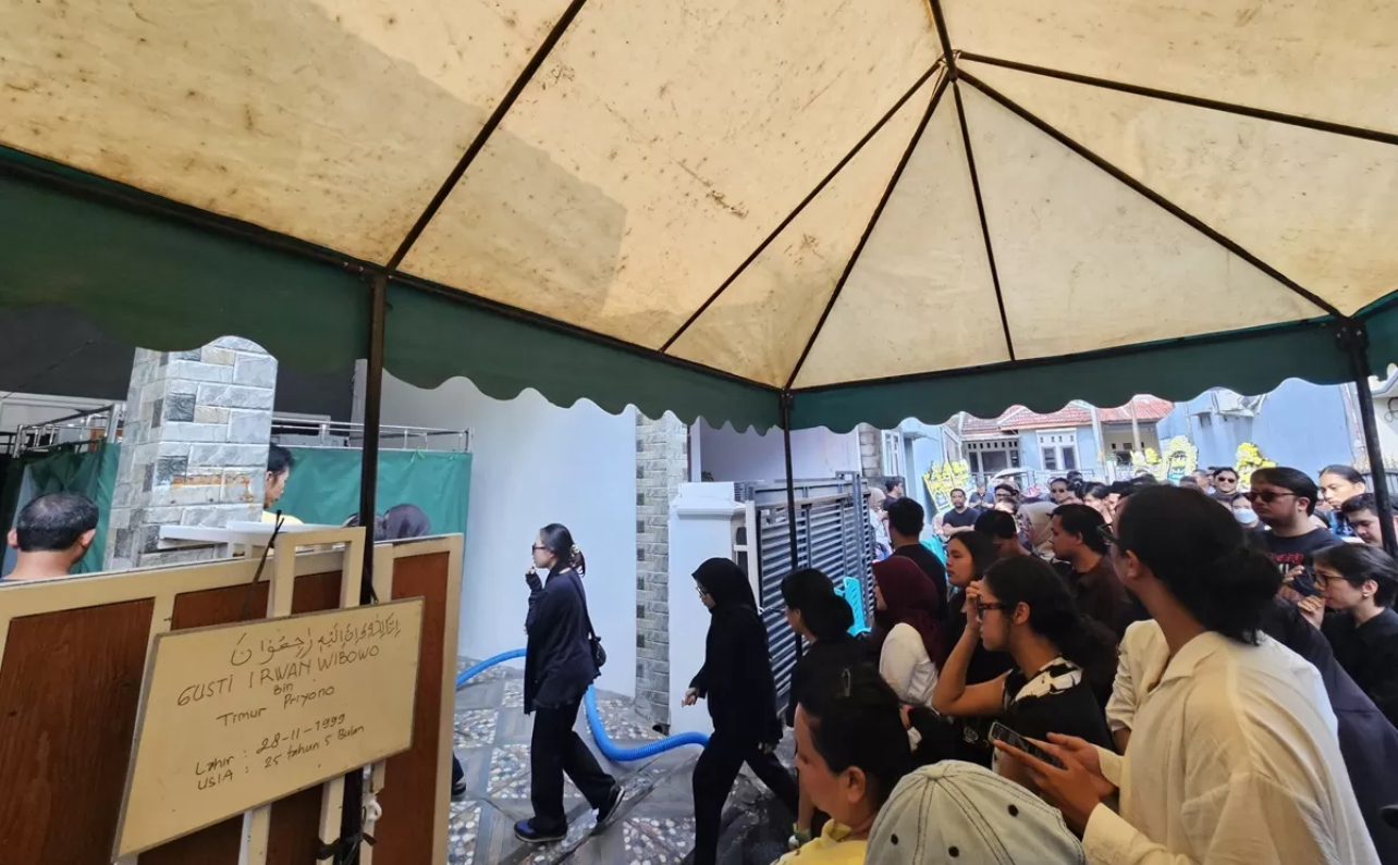 Suasana di rumah duka almarhum Gustiwiw alias Gusti Irwan Wibowo, jalan Desa Jatiluhur Blok L2 nomor 5, Bekasi, sekitar pukul 14.19 WIB, Ahad (15/6/2024).
