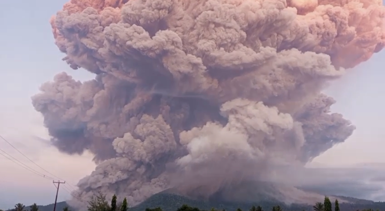Kolom abu Gunung Lewotobi Laki-Laki di Flores Timur, NTT yang meletus, Selasa (17/6/2025) sore.